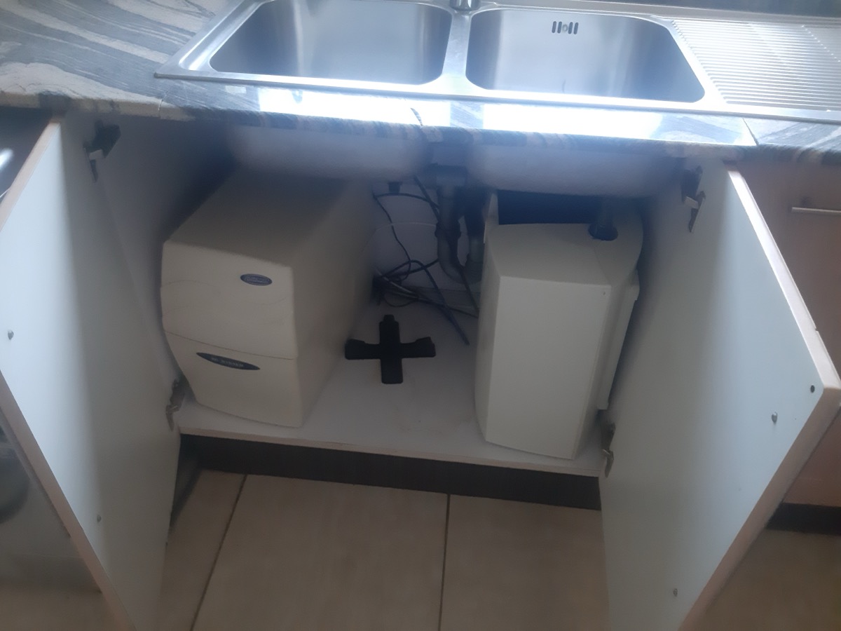 Sistema de filtración bajo encimera instalado bajo el fregadero de cocina