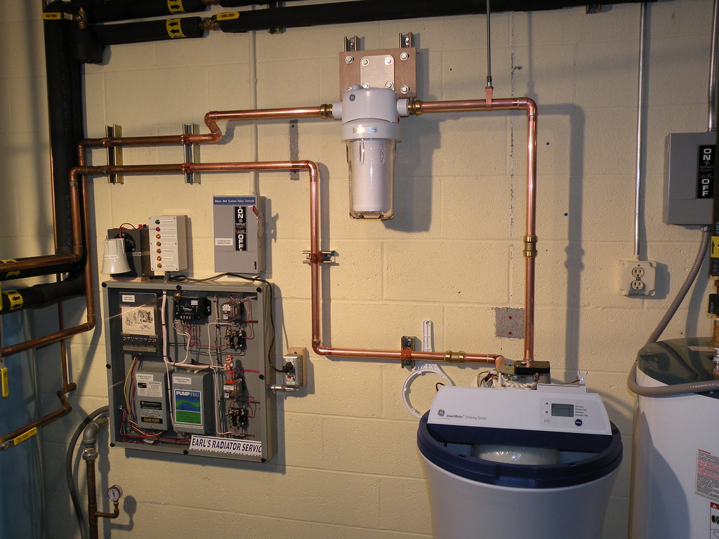 Equipo descalcificador doméstico junto a las tuberías de la vivienda